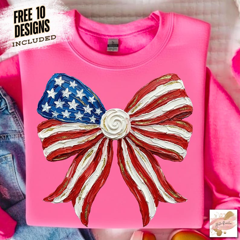 K&ouml;nnte beinhalten: Ein pinkfarbenes Sweatshirt mit einem gro&szlig;en Schleifendesign in den Farben der amerikanischen Flagge: Rot, Wei&szlig; und Blau, mit goldenen Akzenten. Der Text "FREE 10 DESIGNS INCLUDED" ist oben links zu sehen.