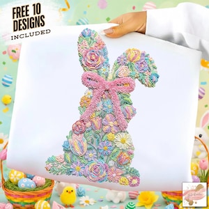 Op de afbeelding: Een wit canvas met een kleurrijk bloemenkonijnontwerp en een roze strik. Het konijn is samengesteld uit verschillende bloemen in pastelkleuren. De tekst linksboven luidt "FREE 10 DESIGNS INCLUDED". Paasdecoraties op de achtergrond.