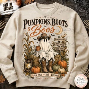 Puede incluir: Una sudadera beige con el gráfico de un fantasma con sombrero y botas de vaquero, sosteniendo una taza. El diseño incluye calabazas, tallos de maíz, una linterna y letreros que dicen Haunted Hayrides, Pumpkin Patch y Ghost Town con texto.