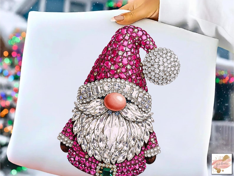 Puede incluir: Un dise&ntilde;o decorativo de gnomo navide&ntilde;o con sombrero y abrigo rosas, adornado con cristales brillantes. El gnomo presenta una barba de cristal blanca, una nariz rosa y una bola de cristal. Una decoraci&oacute;n festiva.