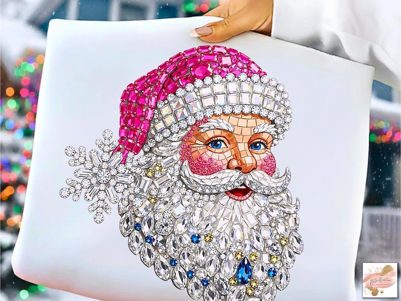Puede incluir: Un coj&iacute;n decorativo con un dise&ntilde;o detallado de Pap&aacute; Noel. La imagen de Pap&aacute; Noel est&aacute; adornada con cristales brillantes en tonos rosa, blanco, azul y dorado. Un gran copo de nieve de cristal est&aacute; en el lado izquierdo.