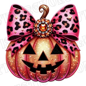 Può includere: Una zucca rosa e oro glitterata con un volto nero intagliato, sormontata da un fiocco rosa con stampa leopardata. Il fiocco è adornato da gioielli e un gambo dorato. Una decorazione festosa di Halloween.