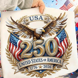以下が含まれることがあります： アメリカの国旗とテキスト「USA 250 UNITED STATES OF AMERICA 1776-2026」が描かれた、白頭ワシが特徴の愛国的なデザイン。赤、白、青の色使いで、アメリカ合衆国の記念日を祝っています。