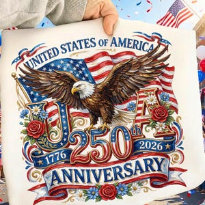 以下が含まれることがあります： アメリカ国旗を背景に、翼を広げた雄大なハクトウワシを描いた愛国的なデザイン。「UNITED STATES OF AMERICA 250th ANNIVERSARY 1776-2026」の文字が赤、白、青で記されています。