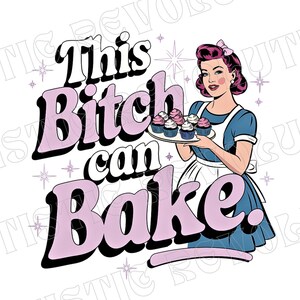 以下が含まれることがあります： 「This Bitch can Bake.」というテキストと共に、カップケーキのプレートを持っている女性のレトロなイラスト。女性は青いドレスに白いエプロンを着て、赤い髪をしています。カップケーキはピンクと白で、ピンクのフロスティングがかけられています。
