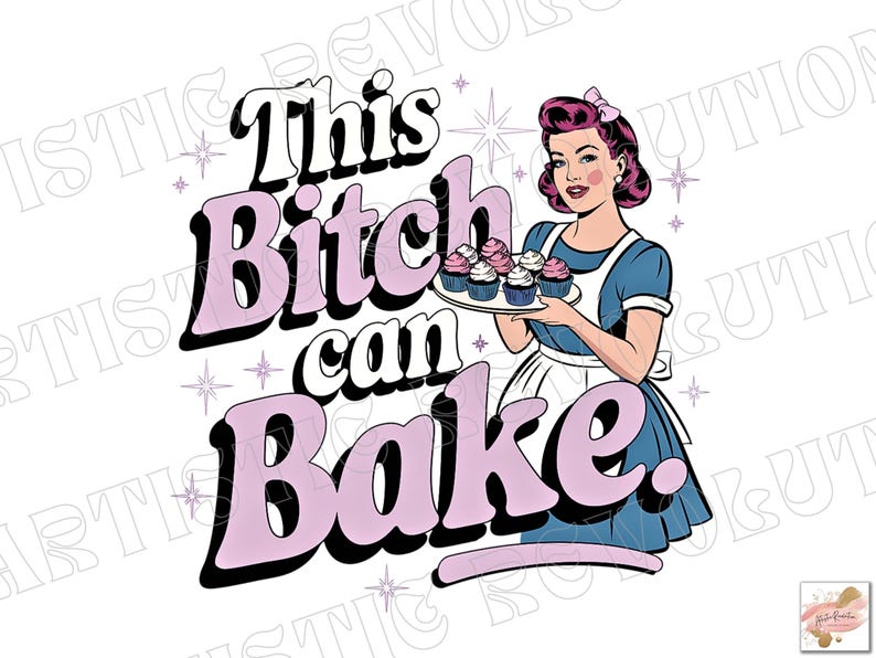 以下が含まれることがあります： 「This Bitch can Bake.」というテキストと共に、カップケーキのプレートを持っている女性のレトロなイラスト。女性は青いドレスに白いエプロンを着て、赤い髪をしています。カップケーキはピンクと白で、ピンクのフロスティングがかけられています。