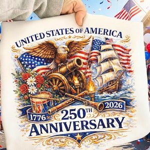 以下が含まれることがあります： アメリカ合衆国250周年を祝う詳細なイラスト。鷲、大砲、船、旗、1776年と2026年が描かれています。デザインは愛国心にあふれ、赤、白、青の色が使われています。