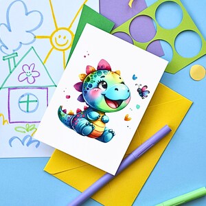 Puede incluir: Una ilustraci&oacute;n de dibujos animados colorida de un drag&oacute;n verde, azul y morado con una mariposa en una tarjeta blanca. La tarjeta est&aacute; sobre un sobre amarillo y una superficie azul.