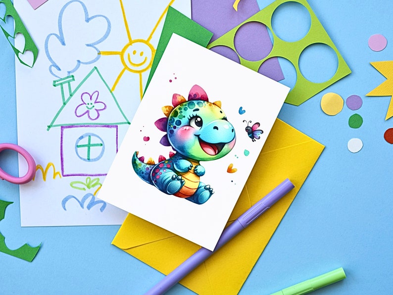 Puede incluir: Una ilustraci&oacute;n de dibujos animados colorida de un drag&oacute;n verde, azul y morado con una mariposa en una tarjeta blanca. La tarjeta est&aacute; sobre un sobre amarillo y una superficie azul.
