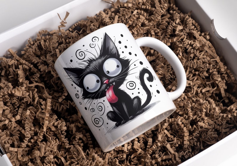 Pode incluir: Caneca de cer&acirc;mica branca com uma ilustra&ccedil;&atilde;o de um gato preto. O gato tem olhos grandes e redondos, uma l&iacute;ngua longa que se projeta e uma cauda preta. O fundo &eacute; branco com redemoinhos e pontos pretos.