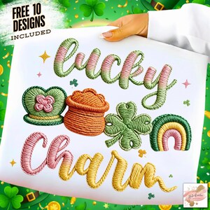Może przedstawiać: Biała kartka z haftowanymi wzorami na Dzień Świętego Patryka, w tym słowa "Lucky Charm", koniczyna, garnek złota i tęcza. U góry znajduje się tekst "FREE 10 DESIGNS INCLUDED".