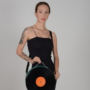 Bordeaux Latex Recycled Long Play Album Crossbody/Schulter/Rucksack/Top Handle vegane Tasche. Geschenk für sie. Abendtasche, Partytasche, Ausgehtasche