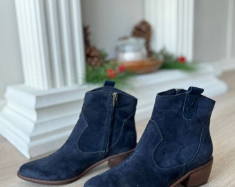 Botines vaqueros Gloria de ante azul oscuro con pespunte a mano. Estilo vintage, un regalo para ella.