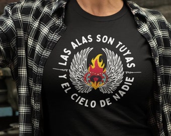 Las alas son tuyas y el cielo de nadie, The wings are yours and the sky belongs to no one, Fly, Soar, Strong Latina  - Unisex Jersey Tee