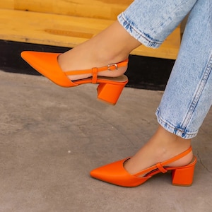 Chaussures oranges à talons courts et épais, chaussures de mariée, chaussures pour occasions spéciales, chaussures à talons en cuir sur mesure image 1