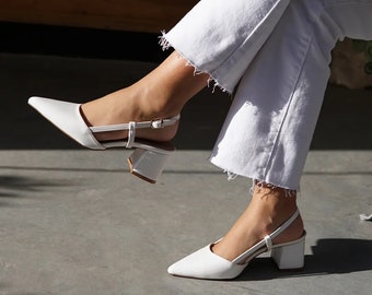 Chaussures blanches à talons courts et épais, Chaussures de mariée blanches, Chaussures pour occasion spéciale, Chaussures à talons en cuir édition spéciale à dos nu