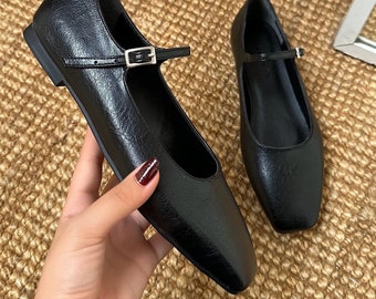 CHAUSSURES PLATES NOIRES, Ballerines en cuir végétalien doux, chaussures avec détails rayés, chaussures plates décontractées pour femmes, cadeau pour elle