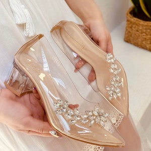 Scarpe da sposa principessa con tacco corto. Scarpe con tacco a fiori trasparenti. Scarpe dal design speciale. Scarpe da sposa. Scarpe da sposa Cenerentola immagine 2