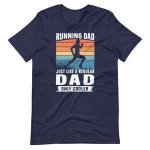 Könnte beinhalten: Marineblaues T-Shirt mit einer Vintage-Grafik einer laufenden Person. Der Text "Running Dad" befindet sich über der Grafik, und der Text "Just like a regular Dad only cooler" befindet sich unter der Grafik.