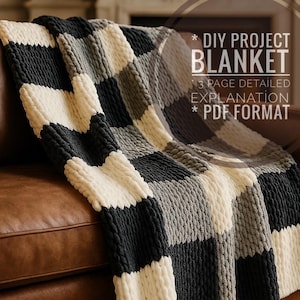 Może przedstawiać: Gruby, dziergany koc w szachownicę w kolorach czarnym, białym i szarym. Koc jest narzucony na brązową skórzaną sofę. Tekst na zdjęciu brzmi "DIY Project Blanket" i "PDF Format".