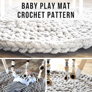 Peut inclure: Un tapis de jeu pour bébé gris en tricot épais avec un portique en bois. Le tapis est rond et a une surface texturée. Le portique a des supports en bois et des jouets suspendus avec des accents noirs, blancs et gris. Le texte sur l'image indique : BABY PLAY MAT CROCHET PATTERN.