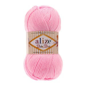 Puede incluir: Ovillo de lana rosa claro Alize Baby Best. La lana est&aacute; envuelta con una etiqueta que dice "alize Baby Best" en una fuente decorativa. La etiqueta tambi&eacute;n incluye texto en un idioma extranjero e indica que se utiliza acr&iacute;lico antipilling.