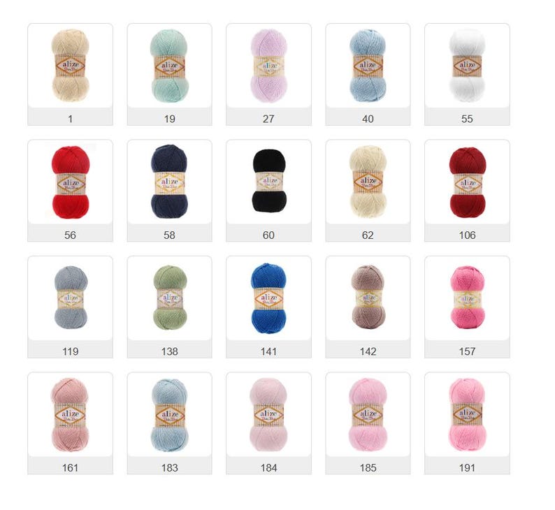 Puede incluir: Una colecci&oacute;n de madejas de hilo de colores, cada una etiquetada con un n&uacute;mero. El hilo est&aacute; disponible en una variedad de colores, incluyendo beige, azul, rosa, rojo y blanco. El hilo es probablemente para proyectos de tejido o ganchillo.