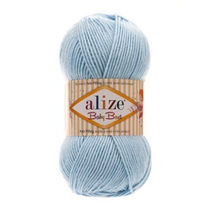 Puede incluir: Una madeja de hilo Alize Baby Best azul claro. La etiqueta presenta el nombre de la marca en una fuente estilizada, con texto en turco e ingl&eacute;s. El hilo est&aacute; hecho de acr&iacute;lico antipilling.