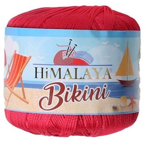 Op de afbeelding: Een bol helder roze garen met een label waarop "Himalaya Bikini" staat. Het label heeft een strandscene met een strandstoel, een zeilboot en een zeester.