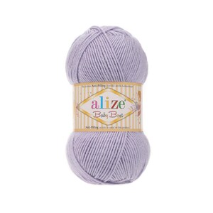 Puede incluir: Una madeja de hilo Alize Baby Best de color lavanda. El hilo est&aacute; envuelto con una etiqueta que dice "alize Baby Best" en una fuente decorativa. La etiqueta tambi&eacute;n incluye texto en un idioma extranjero y dice "Anti-Pilling acrylic is used in this product."