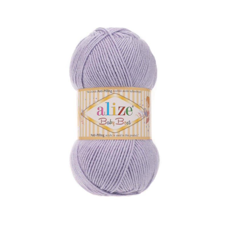 Puede incluir: Una madeja de hilo Alize Baby Best de color lavanda. El hilo est&aacute; envuelto con una etiqueta que dice "alize Baby Best" en una fuente decorativa. La etiqueta tambi&eacute;n incluye texto en un idioma extranjero y dice "Anti-Pilling acrylic is used in this product."