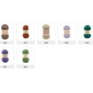 Puede incluir: Una colecci&oacute;n de ovillos de lana coloridos en varios tonos, incluyendo marr&oacute;n, &oacute;xido, beige, lavanda y verde azulado. Cada ovillo est&aacute; etiquetado con un n&uacute;mero y una etiqueta de marca. Ideal para proyectos de tejido y ganchillo.