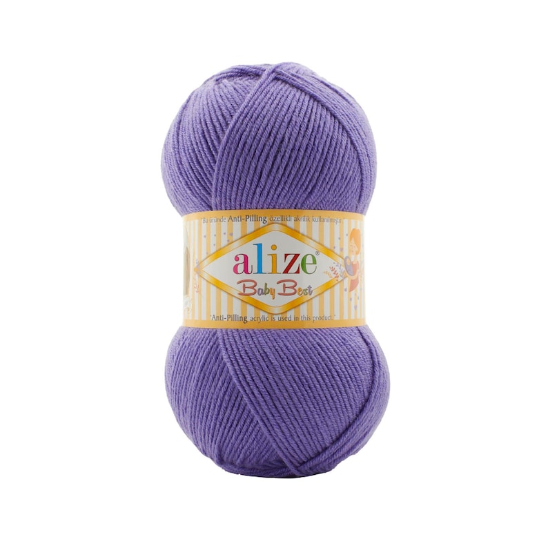 Puede incluir: Una madeja de lana lavanda Alize Baby Best. El hilo tiene una etiqueta con el nombre de la marca y las palabras "Baby Best" en una fuente decorativa. La etiqueta tambi&eacute;n incluye texto en un idioma extranjero. El hilo es de color liso y suave.