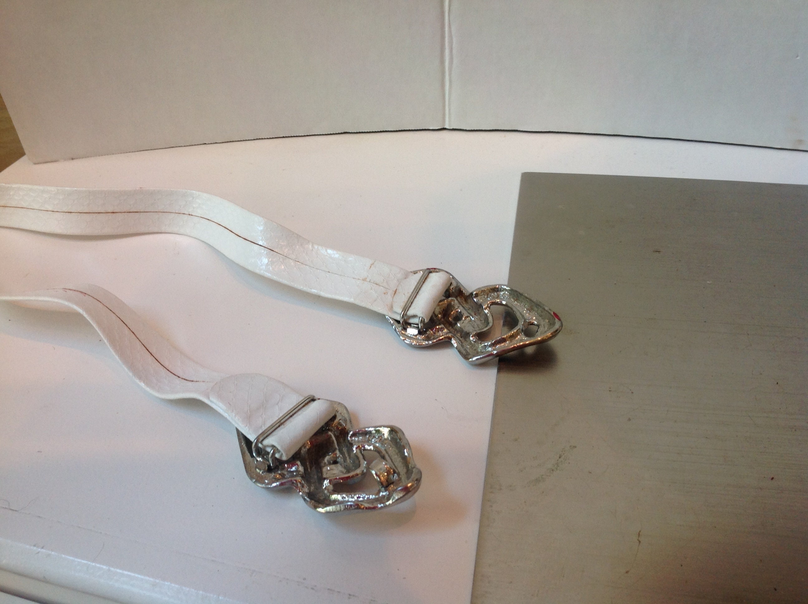 1980\'s White Leather Link Buckle Belt Croco Silver White Croc Embossed Leather Belt – MONDO Menswear main image 3