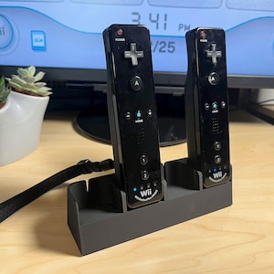 Puede incluir: Una taza de cerámica blanca con un asa negra y el texto "But First, Coffee" en negrita negra. La taza está llena de un líquido oscuro, probablemente café, y se encuentra sobre una superficie clara.