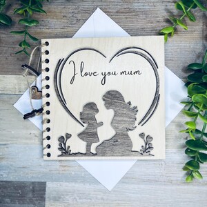 Carte personnalisée pour la fête des mères, design en bois maman et fille, carte maman faite main, je t'aime, cadeau unique pour une maman, carte maman sentimentale,