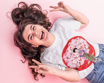 Dame vor Kirschblüte | Asiatisches Design T-Shirt | Unisex - Herren & Damen T-Shirt