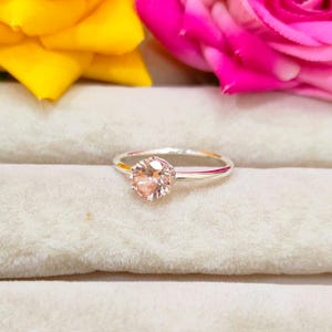 Anillo de zafiro melocotón, anillo de plata de ley 925, anillo de zafiro melocotón de corte redondo, anillo de compromiso de zafiro, anillo de zafiro melocotón cultivado en laboratorio hecho a mano