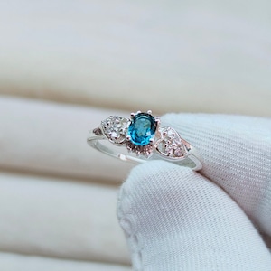 Ocean Teal sapphire ring, oval cut Teal sapphire ring, 925 Sterling Silver ring, Sapphire engagement ring, lab grown Teal sapphire ring