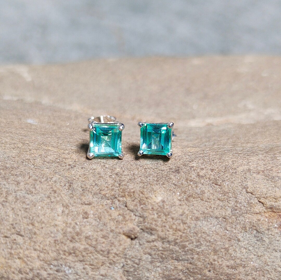 ハンドメイド イヤリング グリーンサファイア ミントグリーンのサファイアのスタッドピアス、925スターリング