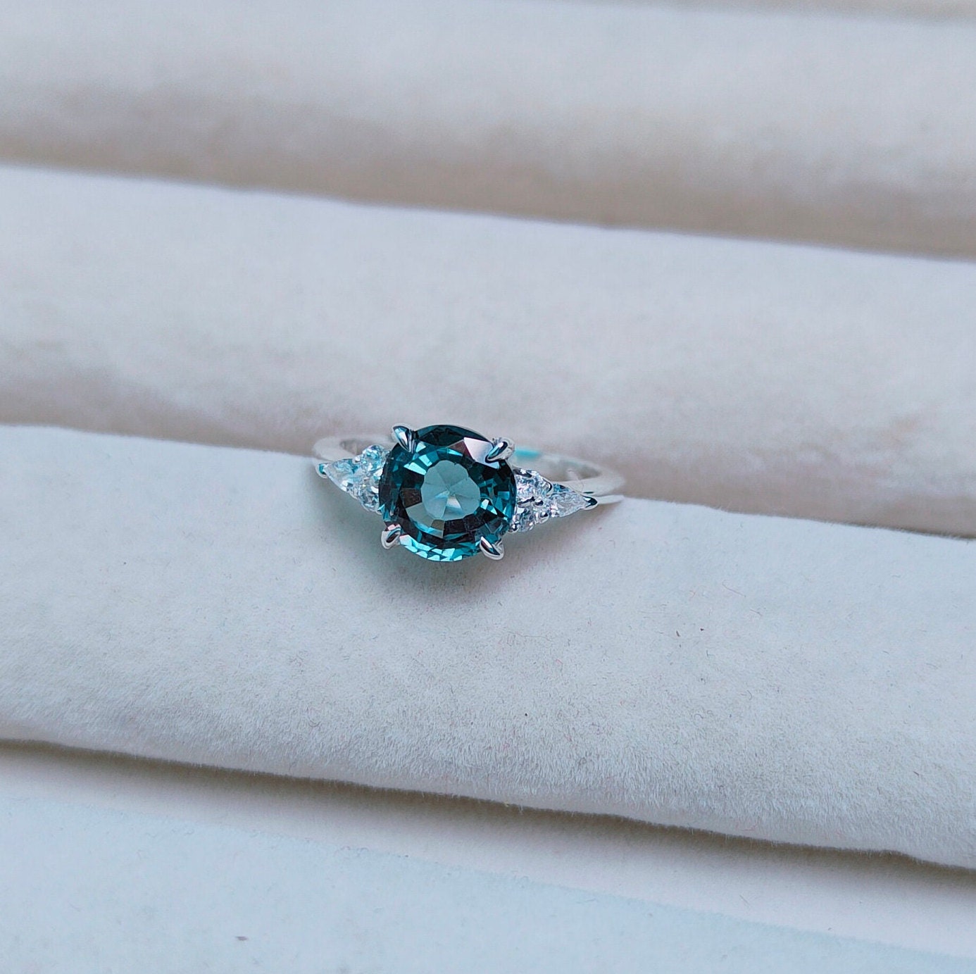 ティールサファイアリング、ラウンドカットティールサファイアリング