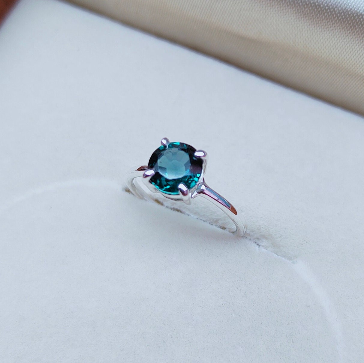 ティールサファイアリング、ラウンドカットティールサファイアリング