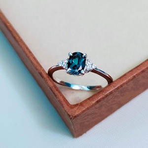 Teal sapphire ring, oval cut Teal sapphire ring, 925 Sterling Silver ring, Sapphire engagement ring, lab grown Teal sapphire hand made ring