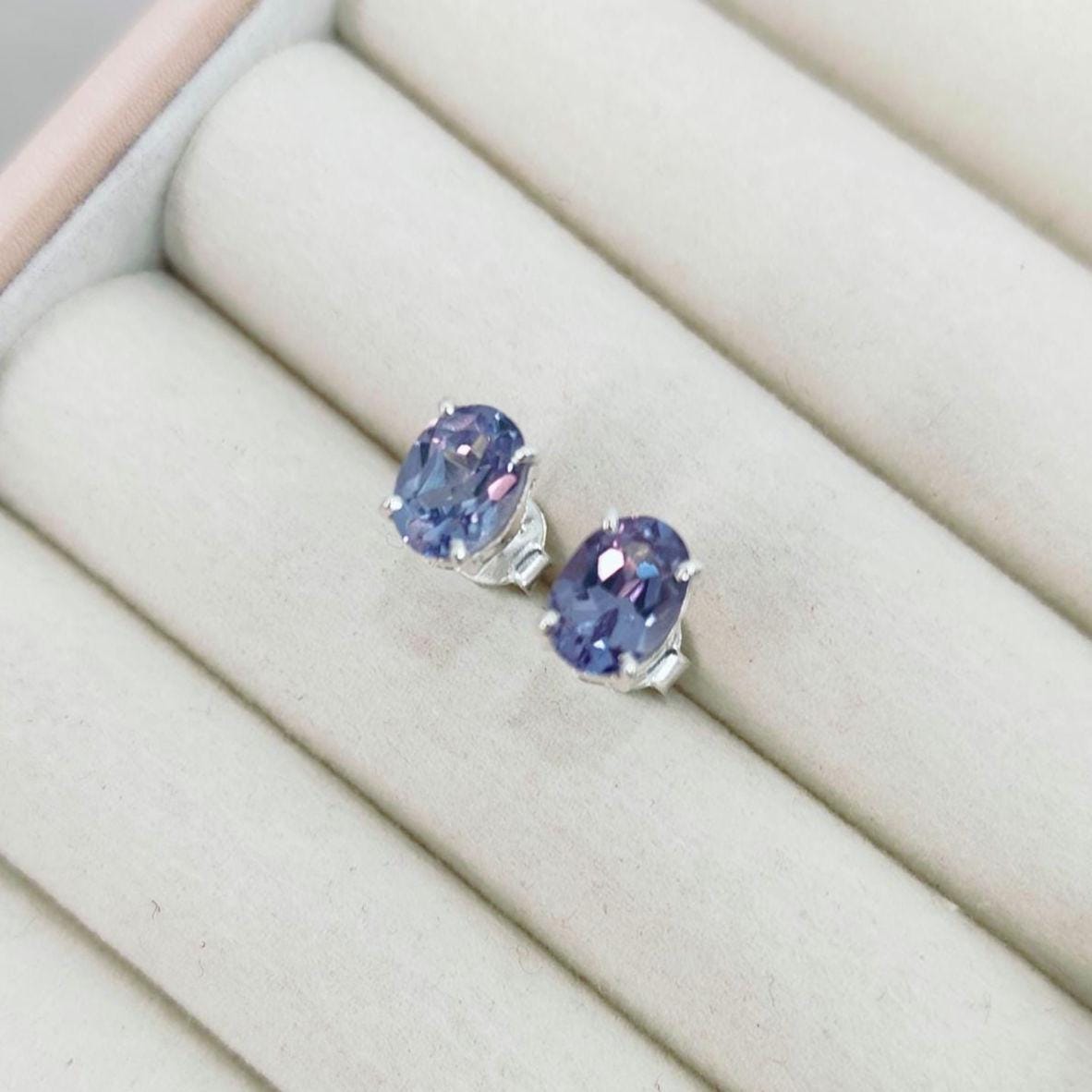 アレキサンドライトスタッドピアス：925スターリングシルバースタッド