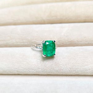Columbian Emerald Ring, cushion Cut Emerald Ring, 925 Sterling Silver Ring, lab grown emerald engagement ring, lab emerald hand made ring