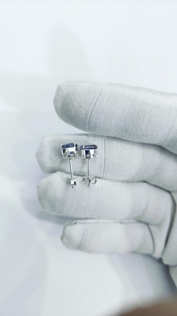 アレキサンドライトスタッドピアス：925スターリングシルバースタッド