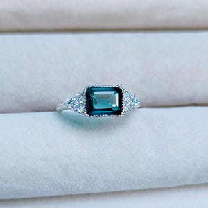 Teal sapphire ring,octagon cut Teal sapphire ring,925 Sterling Silver ring,green teal sapphire engagement ring, lab grown Teal sapphire ring