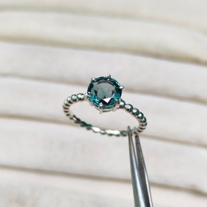 Teal sapphire ring, Round cut Teal sapphire handmade ring, 925 Sterling Silver ring, Sapphire engagement ring, lab grown Teal sapphire ring