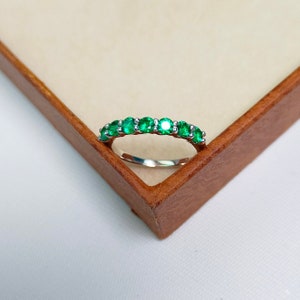 Emerald trouwring: sterlingzilveren rond geslepen Eternity-band