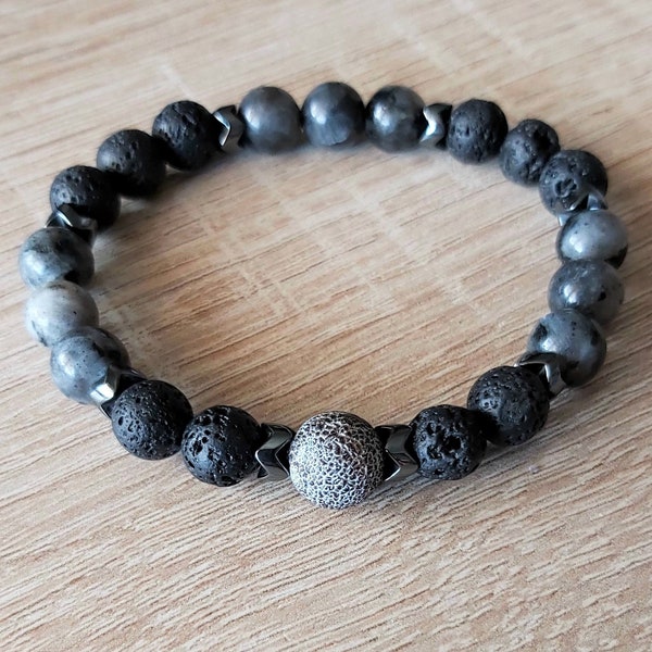 bracelet et pierres naturelles labradorite et lave volcanique, séparateurs - hématite. Perles - 8 mm, longueur du bracelet - 17 cm.